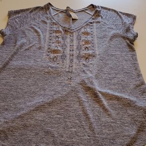 Embroidered short sleeve tee